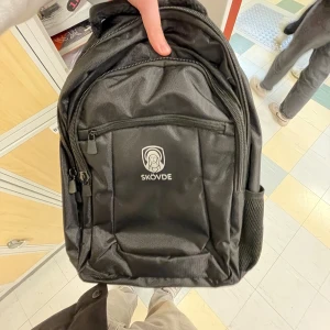 Skövde ryggsäck - Helt ny oanvänd Skövde ryggsäck. Perfekt för alla bär-behov. Väldigt mycket utrymme och den sitter även skönt på axlarna (för att vara en ryggsäck) Kontakta vid frågor!