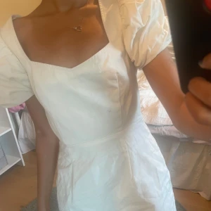 Vit klänning - jättefin klänning från asos som är perfekt till studenten💞💞💞