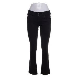 svarta lågmidjade jeans  - Säljer dessa as snygga lågmidjade jeans från duty free pga ingen användning! aldrig använda och är i super fint skick 