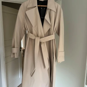 Massimo dutti kappa - Massimo dutti kappa, aldrig använd. Prislapp är kvar. Storlek L. 