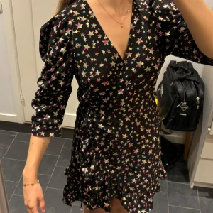 Loavies klänning - Så cool loavis klänning i storlek XS men passar mig perfekt som är S och den har omlott som gör att man kan justera passformen själv😁💖