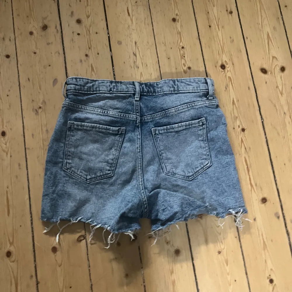 Sjyssta jeans shorts, i bra skick, typ aldrig använda och kommer aldrig till användning🥰. Shorts.