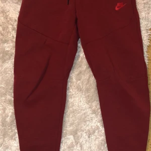 Tech fleece - Vill sälja dom eftersom dom har bara legat där. Och även blivit mindre på mig. 