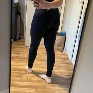 Prime Scratch Tights - Träningsbyxor från Relode   Använt fåtal gånger men i mycket bra skick!  Köpt för 699kr  Hör av dig om du är intresserad💗