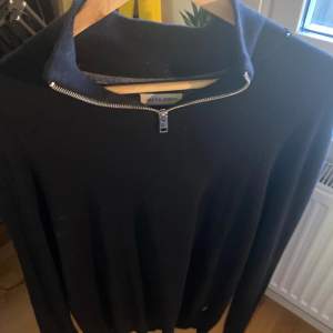 Säljer denna Jack & Jones halfzip, storlek M och har använts fåtal gånger. Har ett hål i kragen men syns inte. 150 kr