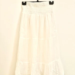 Lång kjol - Lång vit kjol från gina tricot!💕 i storlek 158/164😍 Tyvärr fick inte hela kjolen med på bilden men skriv om du vill ha bilden i chat✨