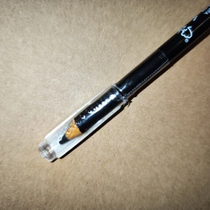 Eye Definer Crayon Khôl - Säljer en Eye Definer Crayon Khôl från The Body Shop i nyansen svart. Perfekt för att skapa en dramatisk look med intensiv färg. Pennan är lätt att använda och ger en mjuk applicering. Perfekt för både vardag och fest!