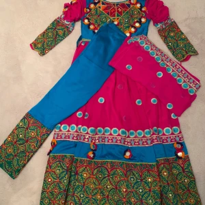 Afghansk klänning - Afghansk klänning med sjal & byxor   Storlek S  Knappt använd 