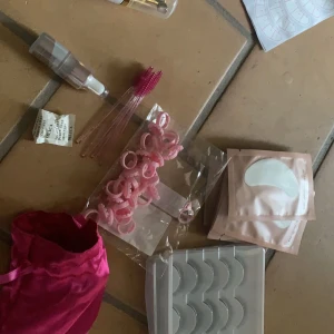 Frans saker - No lint pads:100kr ALLT:670kr Rock bonder oöppnad:100kr Fransschampoo oöppnad:120kr 80st spoolies:70kr Små borstar 80st: 70kr Primer oöppnad: 170kr 30st ögon patches:40kr Mannequin huvud:100kr Fransar mannequin:30kr Patches med siffror:30kr Lim:170kr