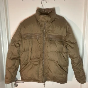 Brun vintage dunjacka - Brun vintage dunjacka! Köpte den second hand men gott skick! Perfekt inför höst och vintern nu, håller sig varm o skön! Och snygg!  Skulle uppskatta M till S beroende på hur oversize