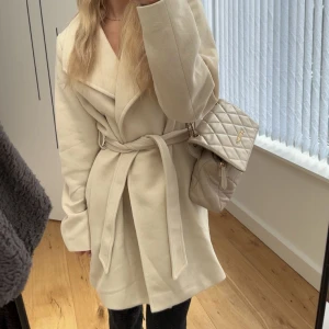Kappa - Ljus beige kappa från Vero Moda storlek XS. Använd en del men fint skick, inga fläckar!