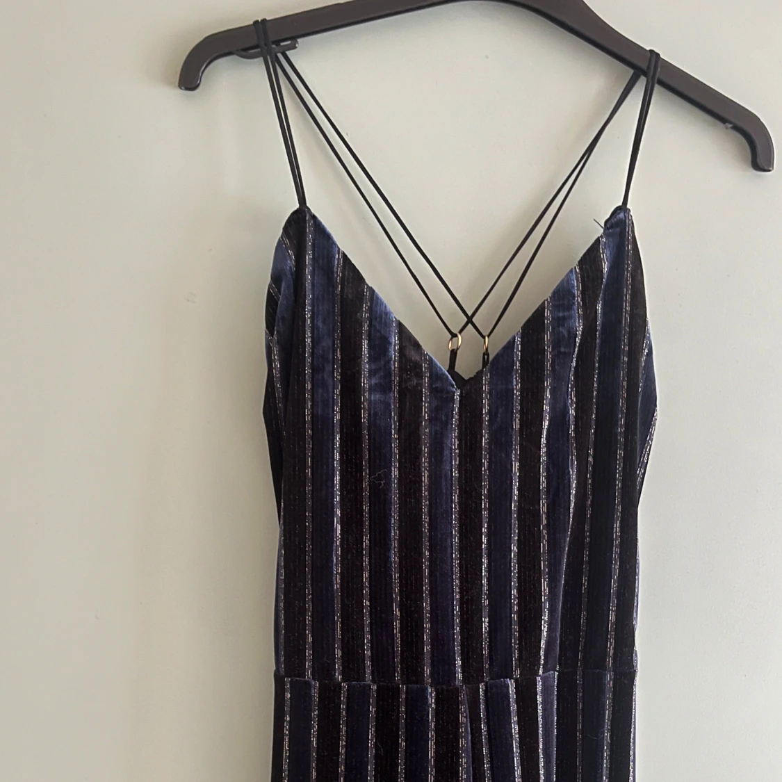 Blå- & svartglittrig jumpsuit i 