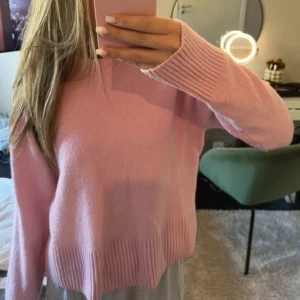rosa stickad tröja🩷 - Jag säljer denna jättefina, sköna och väldigt populära tröja från & Other stories! Originalpriset är ca 600, tröjan är även helt slutsåld överallt och den är inte mycket använd! Jag kan dock tänka mig att gå ner lite i pris vid snabb affär💗Jag skickar på en gång!🩷