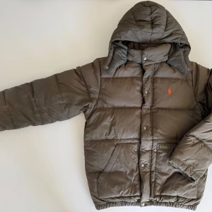 Polo ralph lauren jacka - Perfekt jacka inför vintern. Passar folk mellan 160-170cm lång. 8/10 i skick, de två sista bilderna visar varför jag säljer jackan för så lite. Nypris c:a 3000kr. Säljer pga för liten. Pris kan diskuteras🤑🤝