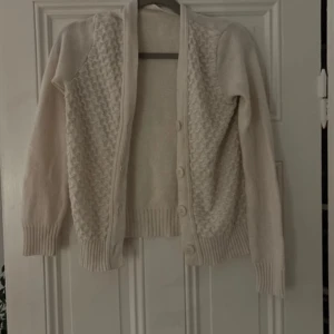 Stickad vit kofta💘 - Vit stickad tröja. Pris 100kr nypris 399kr. Använd max 2 gånger. Priser kan diskuteras. Kom privat för fler frågor och funderingar 💘💘 