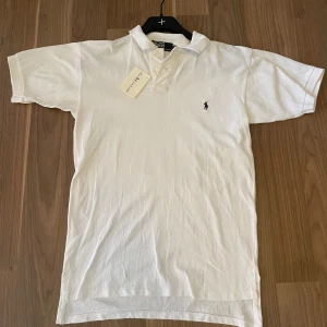 Ralf lauren pike - En fin piké från Ralf lauren, 8/10 i skick inga defekter. Skriv för mer bilder eller frågor!