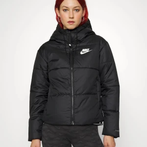 Nike jacka - Nike jacka storlek S Modellen heter Classic Tape- vinterjacka. Nypris 1345kr Mitt pris 350kr Använd under en säsong Egna bilder går att få vid intresse🥰