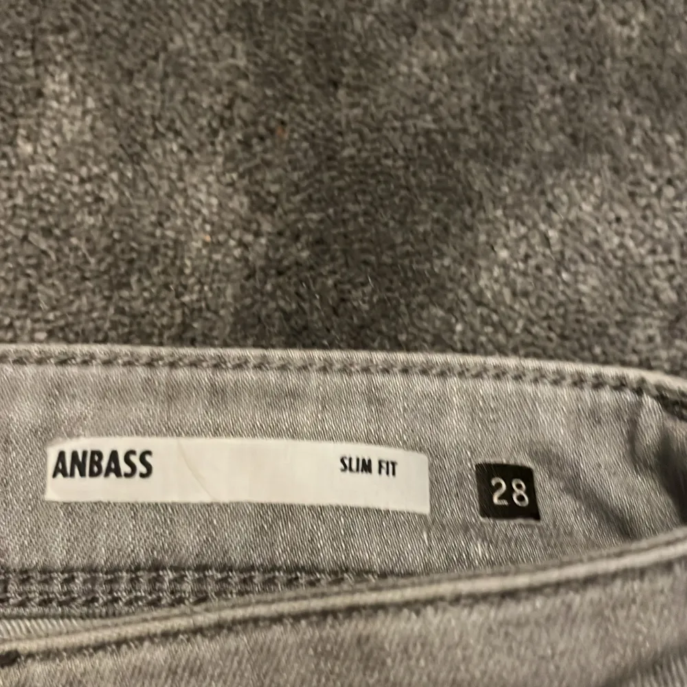 Säljer ett par snygg replay jeans i storlek 28 slim fit. Bra sick, sällan använda. Priset kan diskuteras!. Jeans & Byxor.