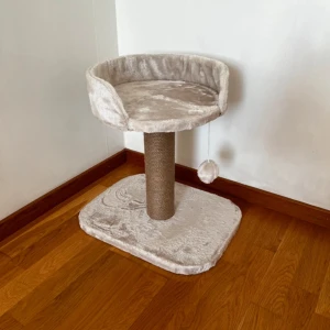 Katt scratcher - En helt ny scratcher för katter. Endast använd någon gång under några få dagar. Den är mjuk på toppen och botten. Med en liten leksak 