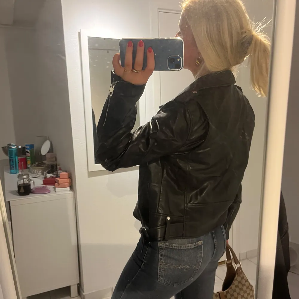 En jacka som är varm som funkar bra till hösten. Inga defekter om man bortser från ”hängaren” på bild 5. Använd 2 gånger typ. Som ni ser är sitter den fortfarande bra på mig som vanligtvis är en S. Takit.