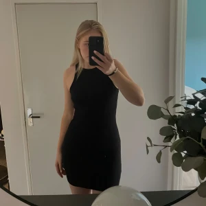 Klänning - Svart klänning i stretchigt material.