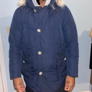 Woolrich Navy Blue Vinterjacka S/M - Har använt jackan i en säsong . Otroligt varm och i bra skick . Pälsen ingår med jackan. Pris kan diskuteras