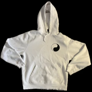 Vintage Stüssy X ourlegacy hoodie vit - En jätte cool Stüssy hoodie som jag verkligen älskar. Klassisk collab mellan ourlegacy och Stüssy. Tröjan är använd men i bra skick, inga defekter. Köpt ny för 1600kr som i sin tur såldes till ettresex där jag köpte den begagnat för samma pris. 
