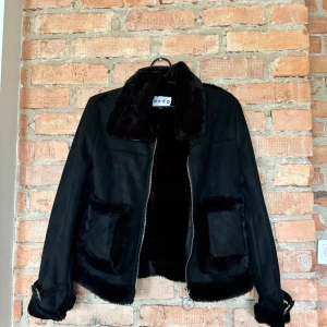 Vinterjacka - Vinterjacka med päls inuti, fina detaljer 