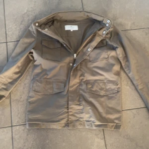 John Henric Field jacket  - As snygg field jacket från John Henric i nyskick, inga tecken på användning. Jackan passar s och m då John Henric kläder är generellt lite större .  Modellen på bilden är 178 och väger 75kg. Nypris 1700 priset ej hugget i sten😁