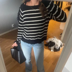 Randig tröja - Jättefin och skön tröja ifrån Zara. Har ett pyttelitet hål som knappt syns ⭐️ Annars i väldigt bra skick .