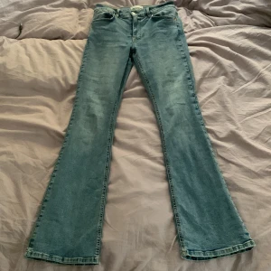 Gina tricot jeans - Ett par jätte fina byxor från Gina Tricot i storlek 38 som tyvärr är för små för mig. Det är storlek 38 men skulle nog säga att de passar 36 mer. De är använda men fortfarande väldigt bra skick på de. Skriv gärna om du vill ha fler bilder💕