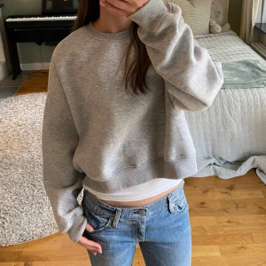 Sweatshirt  - Supersnygg grå sweatshirt, perfekt nu till hösten😃 Säljer då den inte kommer till användning längre. Den är knappt använd och är i bra skick❤️ Den har ingen lapp kvar så vet inte märke eller storlek, men skulle gissa på en XS.☺️
