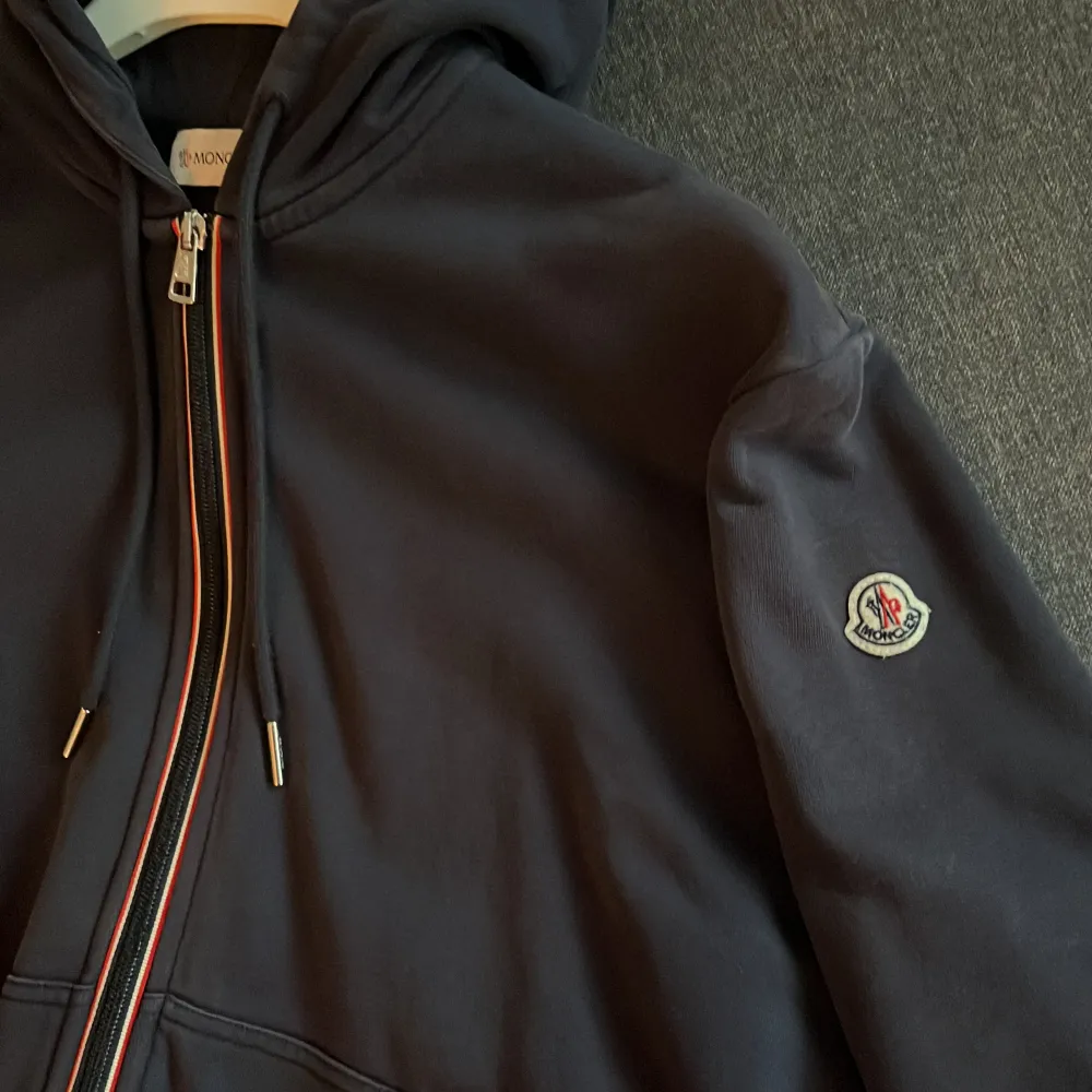 Moncler hel zip med luva i storlek M men passar också om man pendlar mellan M och L. Bra skick. Nypris runt 5000. Kom me pris så löser vi nåt. INGA SKAMBUD. Billigare vid snabb affär är möjligt. Mvh . Hoodies.