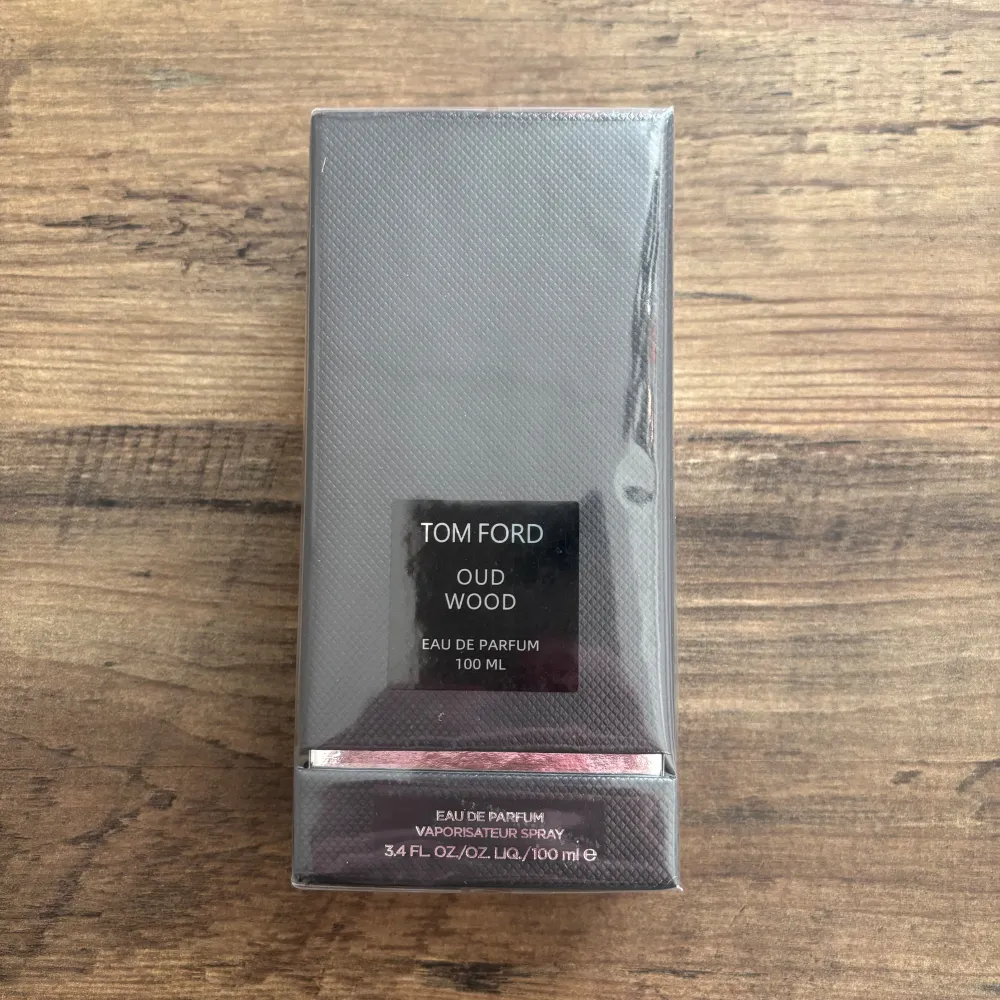 (Oöppnad helt ny) Tom Ford Oud Wood för 100ml, riktigt snygg doft med träig lukt som passar för att ha på sig medans man går ut med folk eller en natt med partner.  Skriv gärna om du är intresserad! 👍🏼. Parfym.