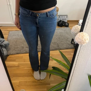 Low waist bootcut jeans - Jätte fina lågmidjade Bootcut jeans från Vero Moda💗 Ändast använda ett få tal gånger och är väldigt fint skick. Materialet är stretchigt💓  Midjemått: 36 cm Innnerbens längd: 72 cm Total längd (från midja till slutet av benet) : 96 cm