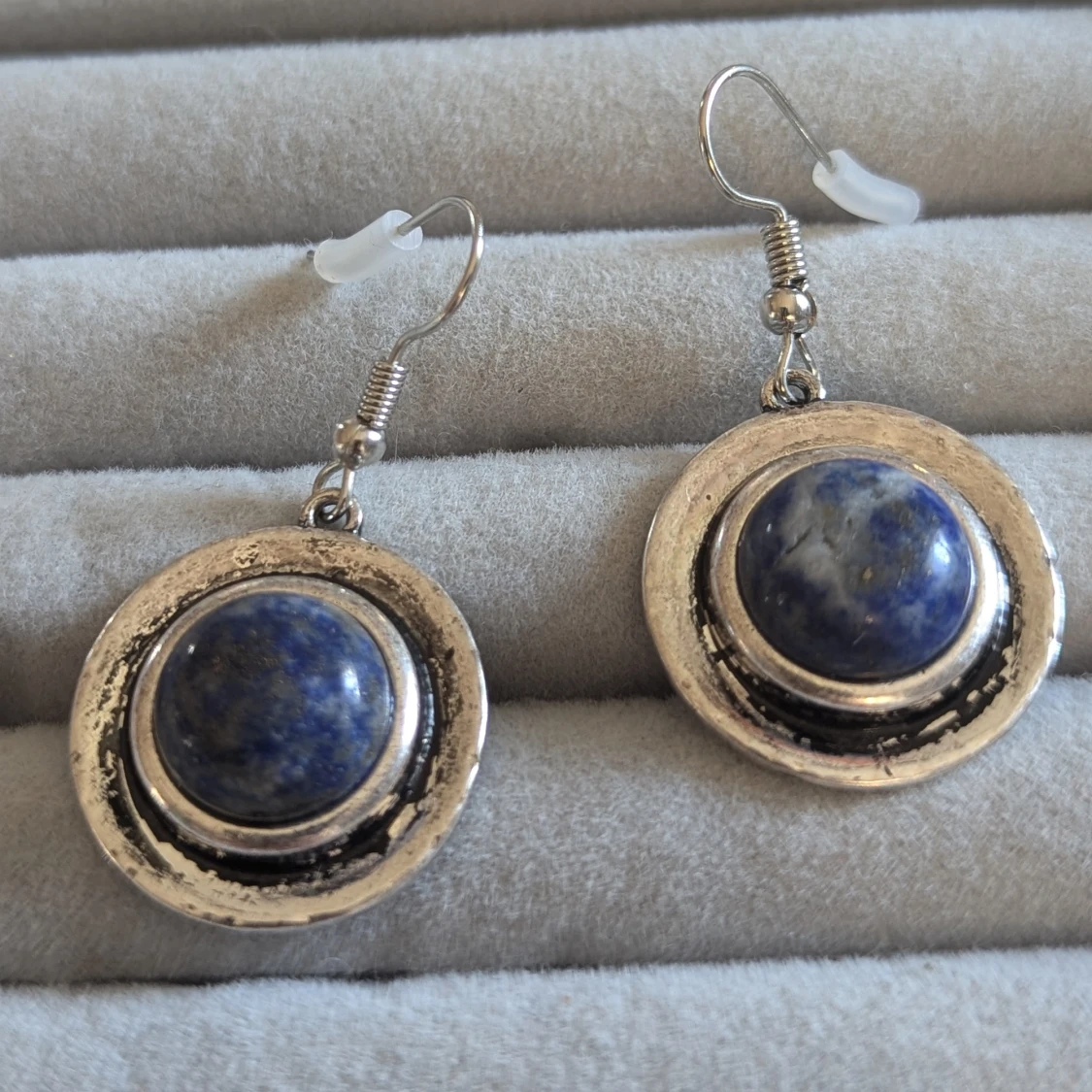 Silverfärgade örhängen med blå sten - 90