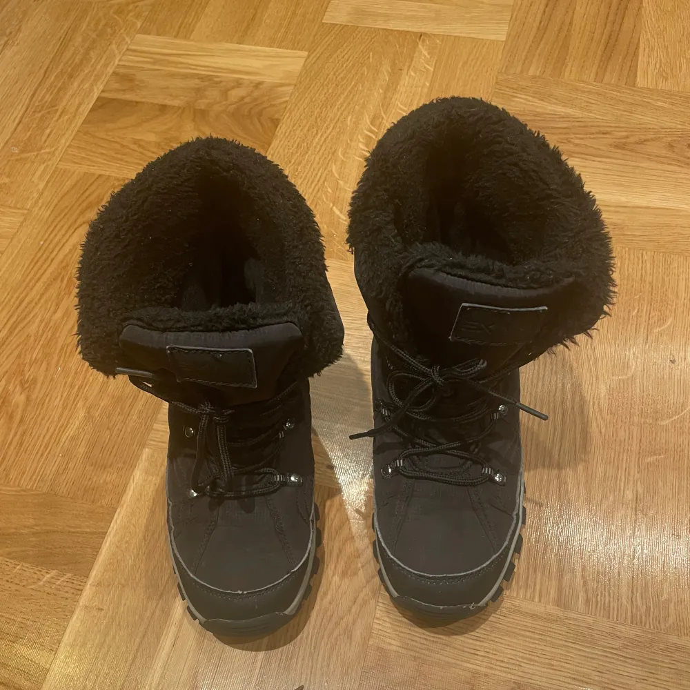 Välldigt bra skick, säljs pågrund av att jag har växt ur dom. Storlek 39, Märke Exani. Kengät.
