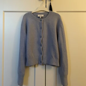 Blå stickad kofta! - Sen superfin stickad kofta från & other stories💙Fint skick, strl XS
