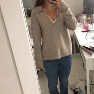 Twist & Tango Stickad tjocktröja - Beigebrun stickad tröja med slits i slutet på ärmarna. Storlek xs. Från Twist and Tango.