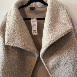Ginas kappa  - Beige kappa från Ginatricot, strl Xs. Slutsåld online, köptes för cirka en månad sedan och är helt ny.🥰