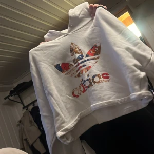Adidas croppad hoodie - En fin adidas hoodie som är croppad 