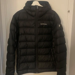 Peak performance jacka  - Knappt använd så jackan är som ny, perfekt nu till höst/vintern. Storlek XL men sitter som L Kan gå ner i pris vid snabb affär 