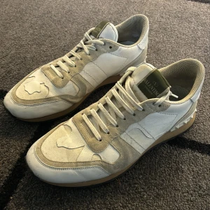 Valentino rockrunner - Säljer dessa eftertraktade rockrunners i färgen vit storlek 44. Perfekta skor för vintern. Skriv vid funderingar.