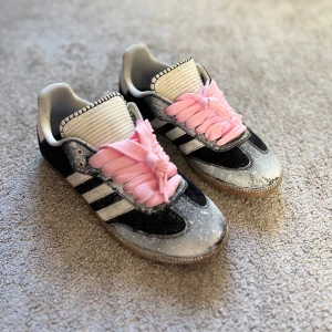 Wales Bonner Customize - Väldigt unika och hemma gjorda Wales Bonner, passar storlek 42 och är ganska så använda men ändå bra skick! Bara skorna!!