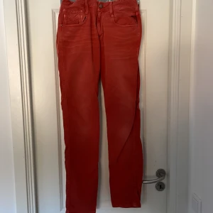 Röda jeans - Säljer ett par snygga röda replay jeans i bra skick. Storlek W32 L34. Skriv vid frågor eller fler bilder