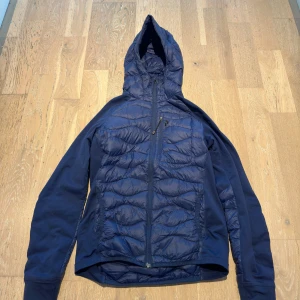 Argon hybrid jacka Peak - En hybrid Jack från peak som helt enkelt blivit för liten, jackan är i väldigt gott skick.