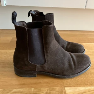 Bruna mocka boots  - Äkta mocka från Rizzo, använda till och från i några år. Köptes för 2000kr säljer för 500kr.  