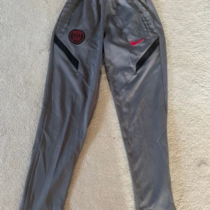 Psg Tracksuit byxor - Psg tracksuit byxor till salu, topp kan köpas till men kommer kosta. 500kr tillsammans i sånna fall. skön billig snygg 