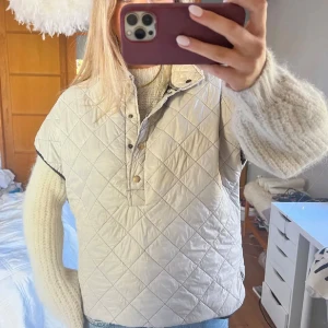 Beige/vit väst - Beige/krämvit väst perfekt till hösten!! 