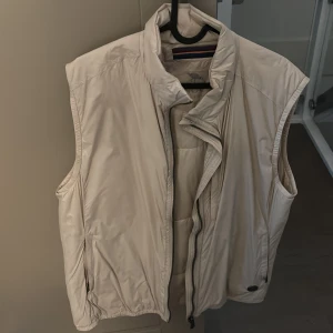 Snoot Beige Vest - Snoot vest, 9/10 skick, nästan oanvänd